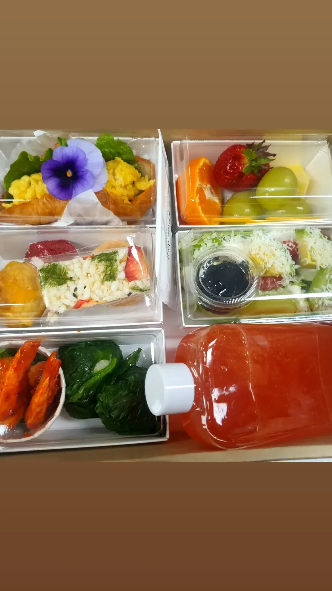 연예인 서포터즈 모임 도시락 구성 이전 도시락 구성을 맞춰 담기 시작한 상태