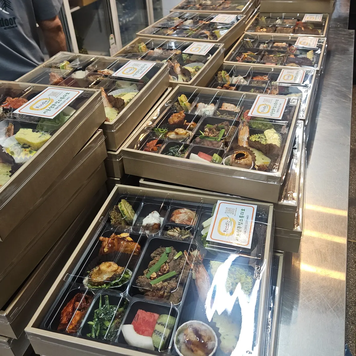 학술대회 커피브레이크와 고급도시락 진행 중 다과 구성을 올려 둔 모습