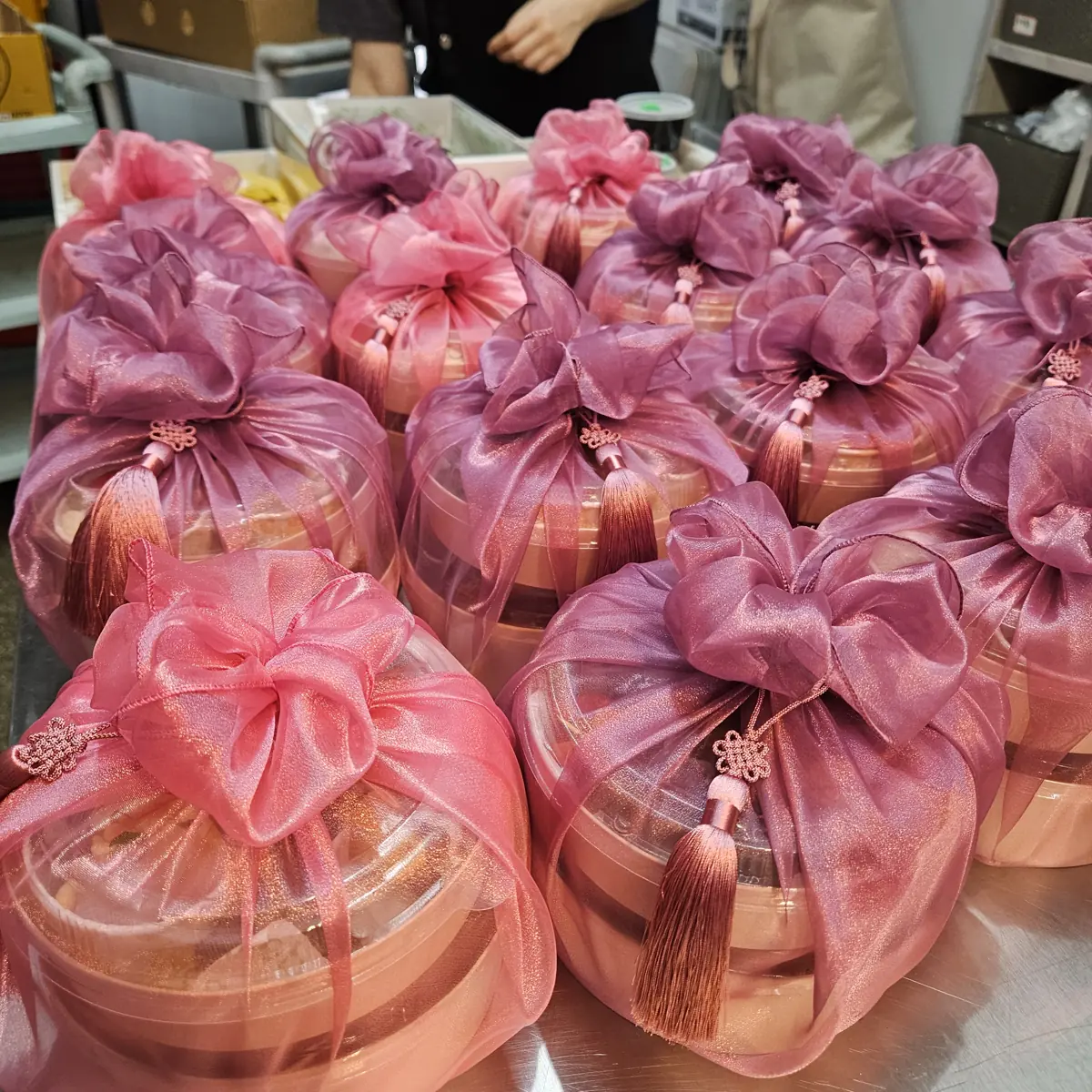 성북동 옛돌박물관 보자기 도시락 상차림 진행 중 반찬과 과일 배치를 정리한 모습