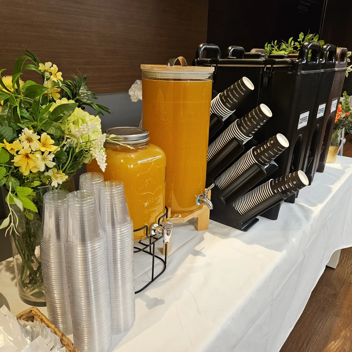 연세대 행사 커피브레이크 다과박스 진행 중 도시락 구성을 확인하는 단계